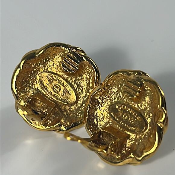 CHANEL Vintage Pearl Clip Earrings Gold tone x Beige Faux Pearl - Picture 5 of 7